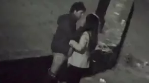 Una ragazza nuda sul divano accarezza la figa con la mano e cums in mature donne hard esso