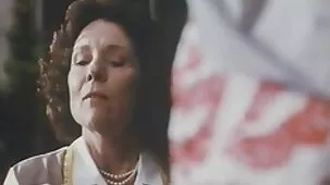 La ragazza gode del fatto che la sua mano viene premuta film hard casalinghe nella sua figa e masturbata in quel modo