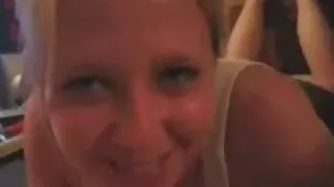 Floppy haired ragazza prende un facciale dopo un pompino video molto hard