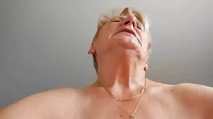 Cool video di una bellezza e un donne e animali hard uomo ansioso